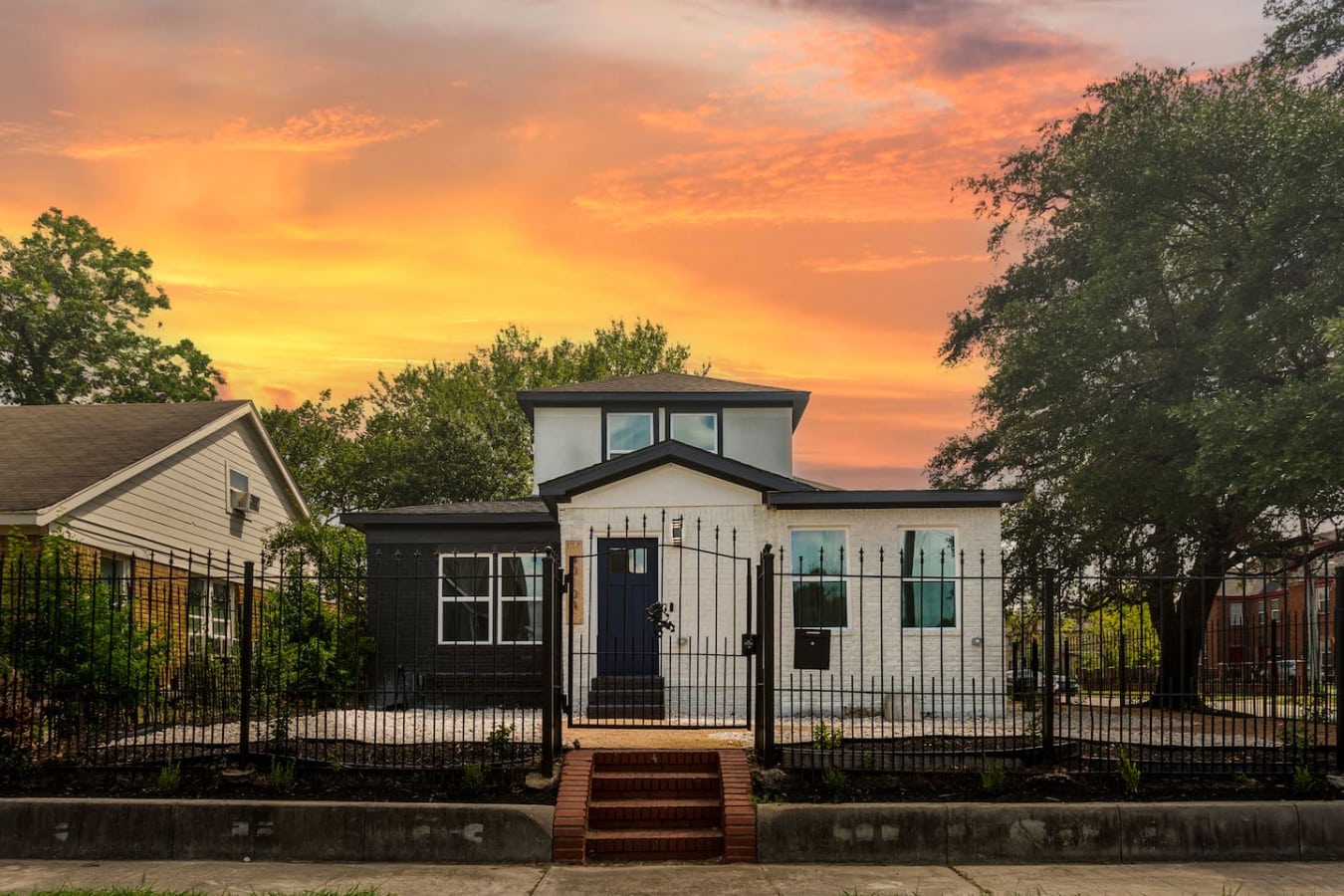 Houston Med Center 5BR Duplex — Sleeps 12