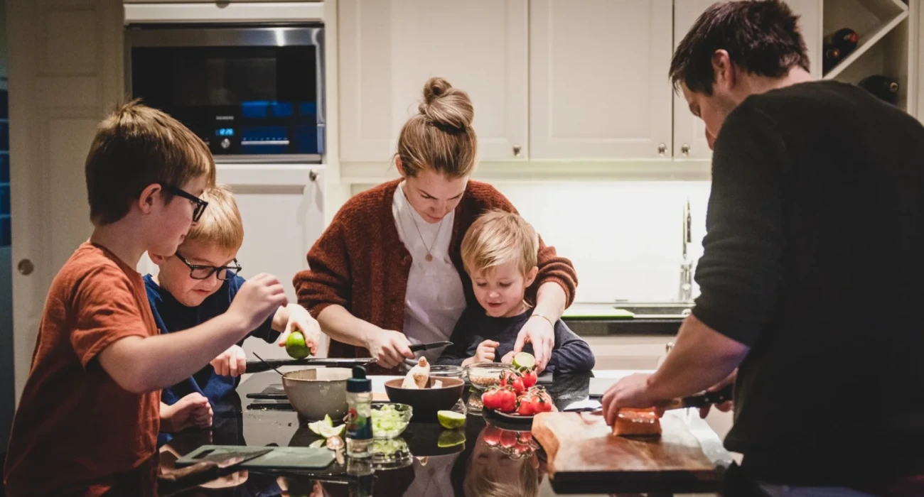 2020_11_29_KVaroyArctic_FamilyandSalmon-38