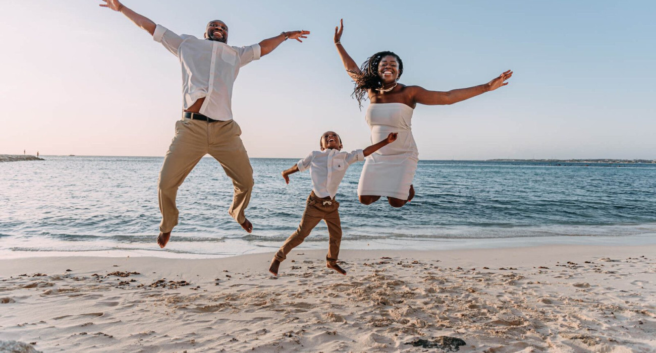26-group-vacation-aruba-photographer-flytographer