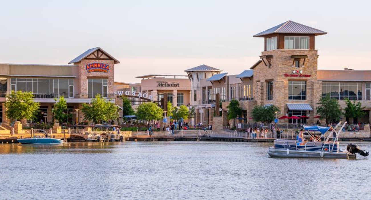 Date night in Conroe waterfront boardwalk dining area