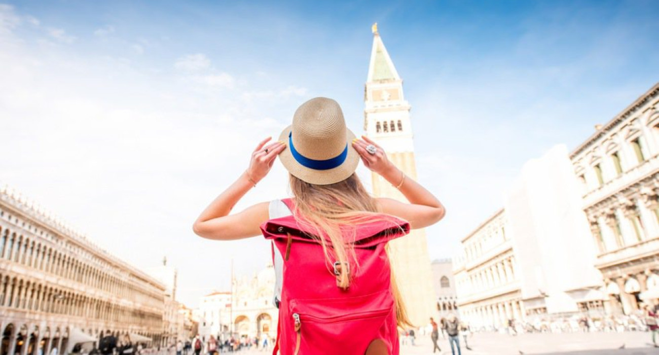 RossHelen-Female-traveler-980x654