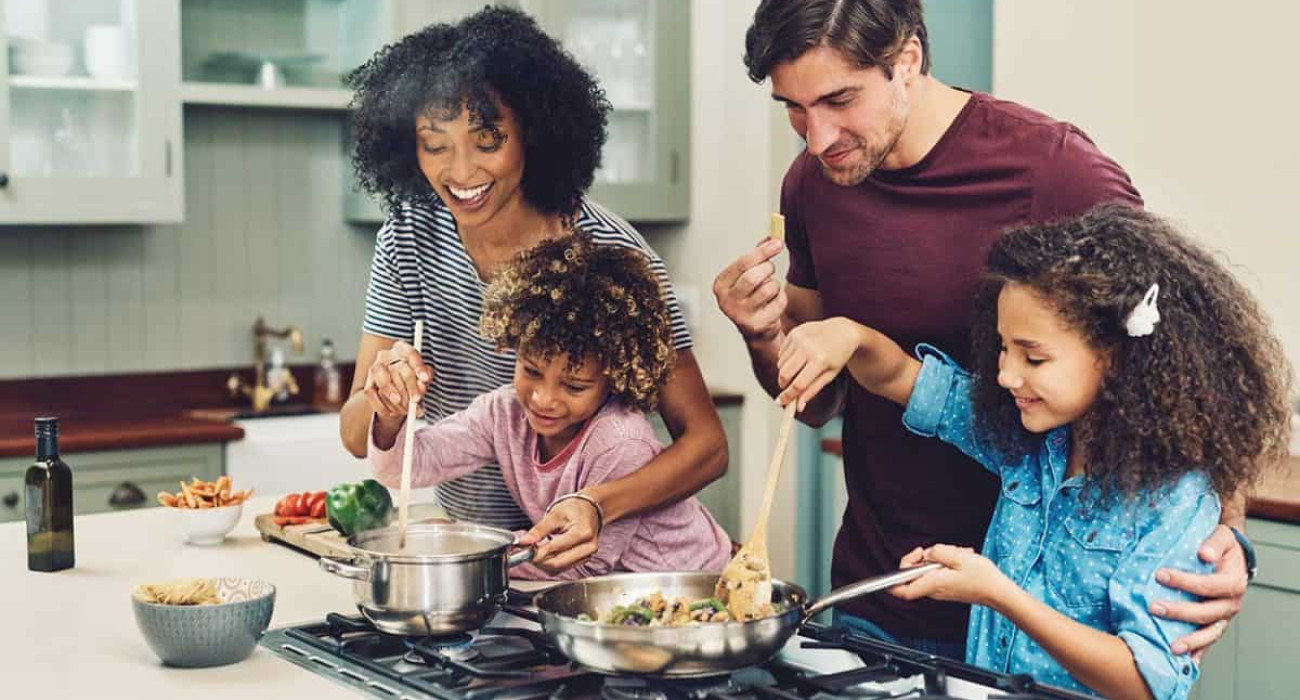 Shot-of-a-family-of-four-cooking-together-in-their-kitchen-at-home-1200×798-1 Shot-of-a-family-of-four-cooking-together-in-their-kitchen-at-home-1200x798-1