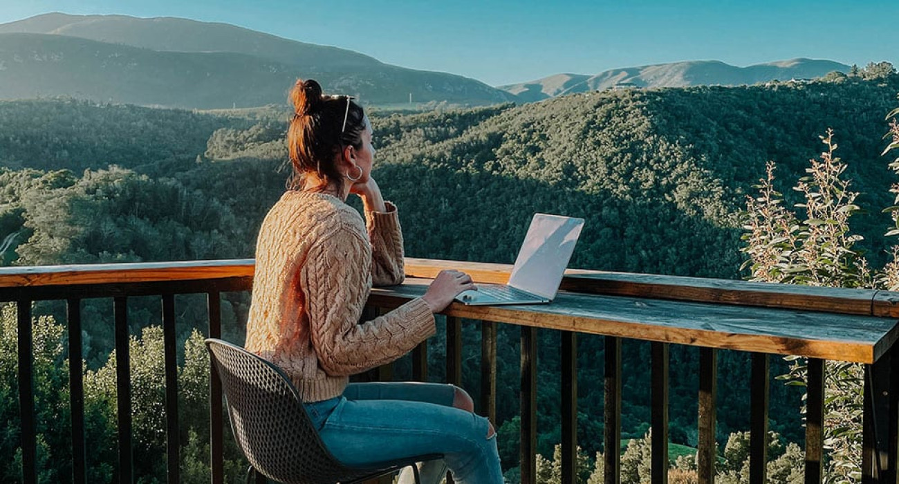 girl-working-on-laptop