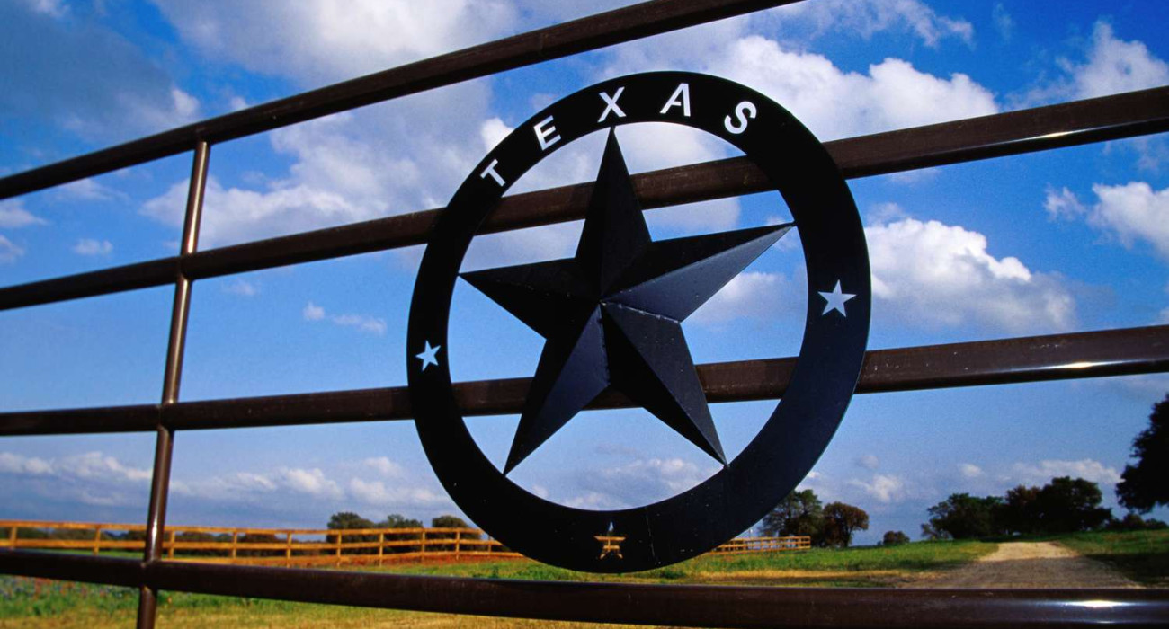 ranch-gate-in-stonewall--148537595-5a5faf81aad52b003724101d
